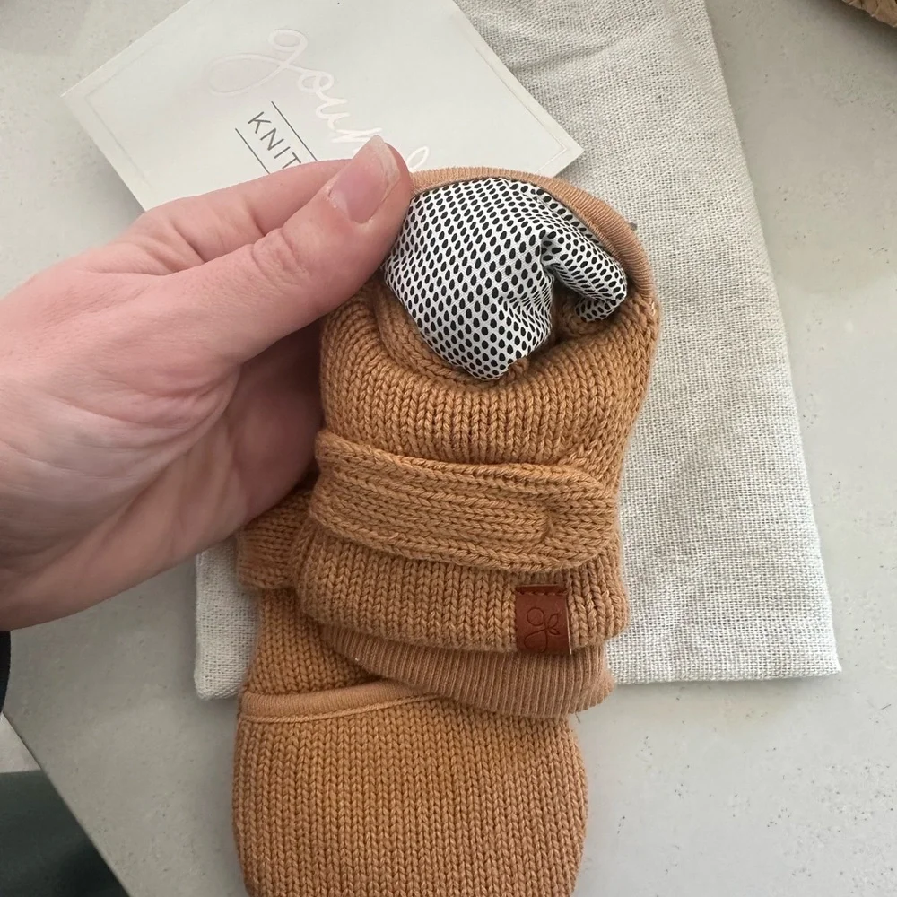 Goumi Kids Knit Mittens in Rust Tan